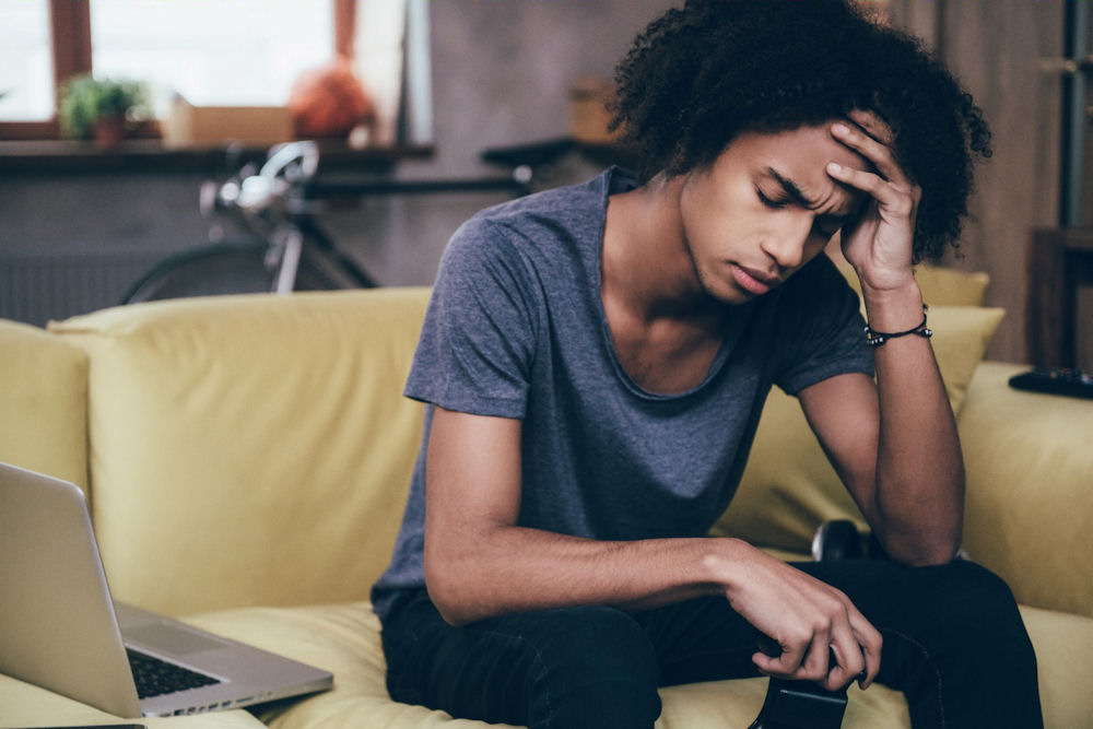 Therapist discussing coping strategies with individuals with bipolar disorder